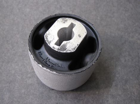 volvo-2031277893 bøsning i bagbro momentarm foran volvo V70 2000-08 - Billede 1