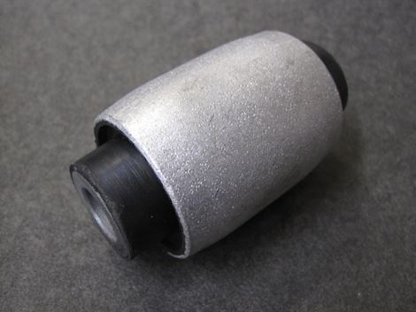 volvo-209492181 bøsning i bagbro nederst midt volvo V70 2000-08 - Billede 1