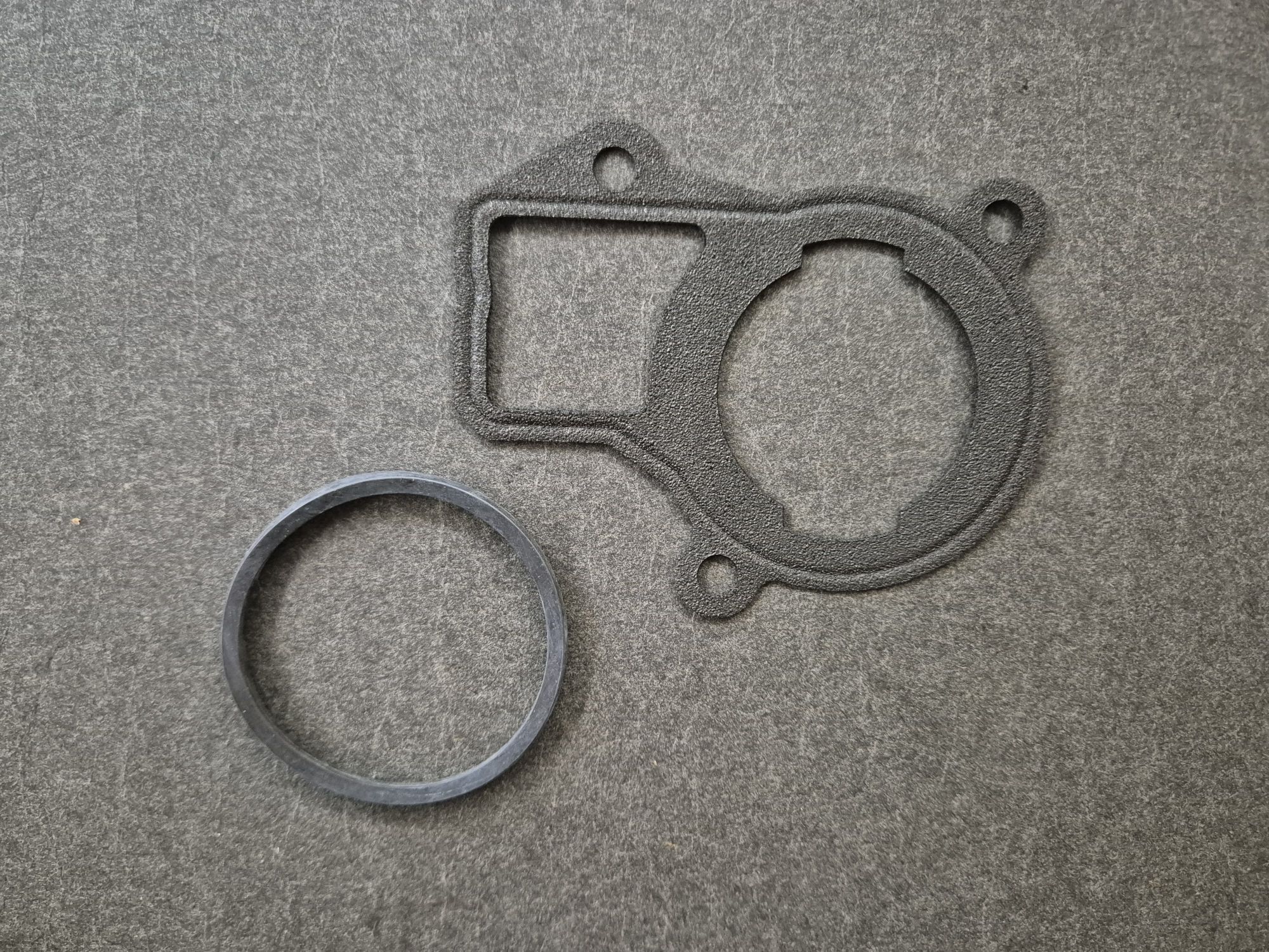 20250827_1218068564869980857987597.jpg Pakning, termostathus, 270854, Volvo S80 (-2006)/XC90 (-2014) - Billede 1