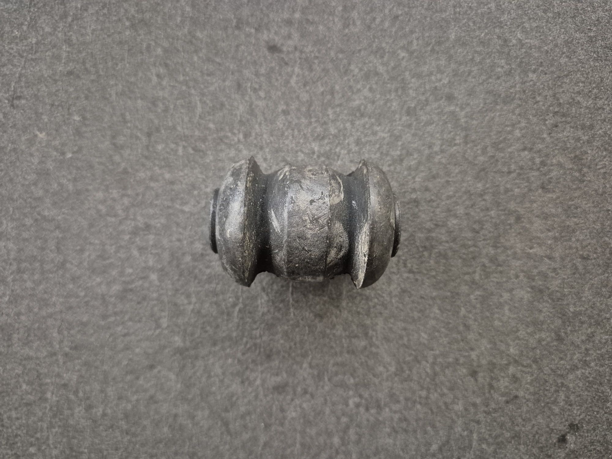 20250905_121628780447412370774188.jpg Bøsning til bærearm – foraksel, Volvo 300 - Billede 1