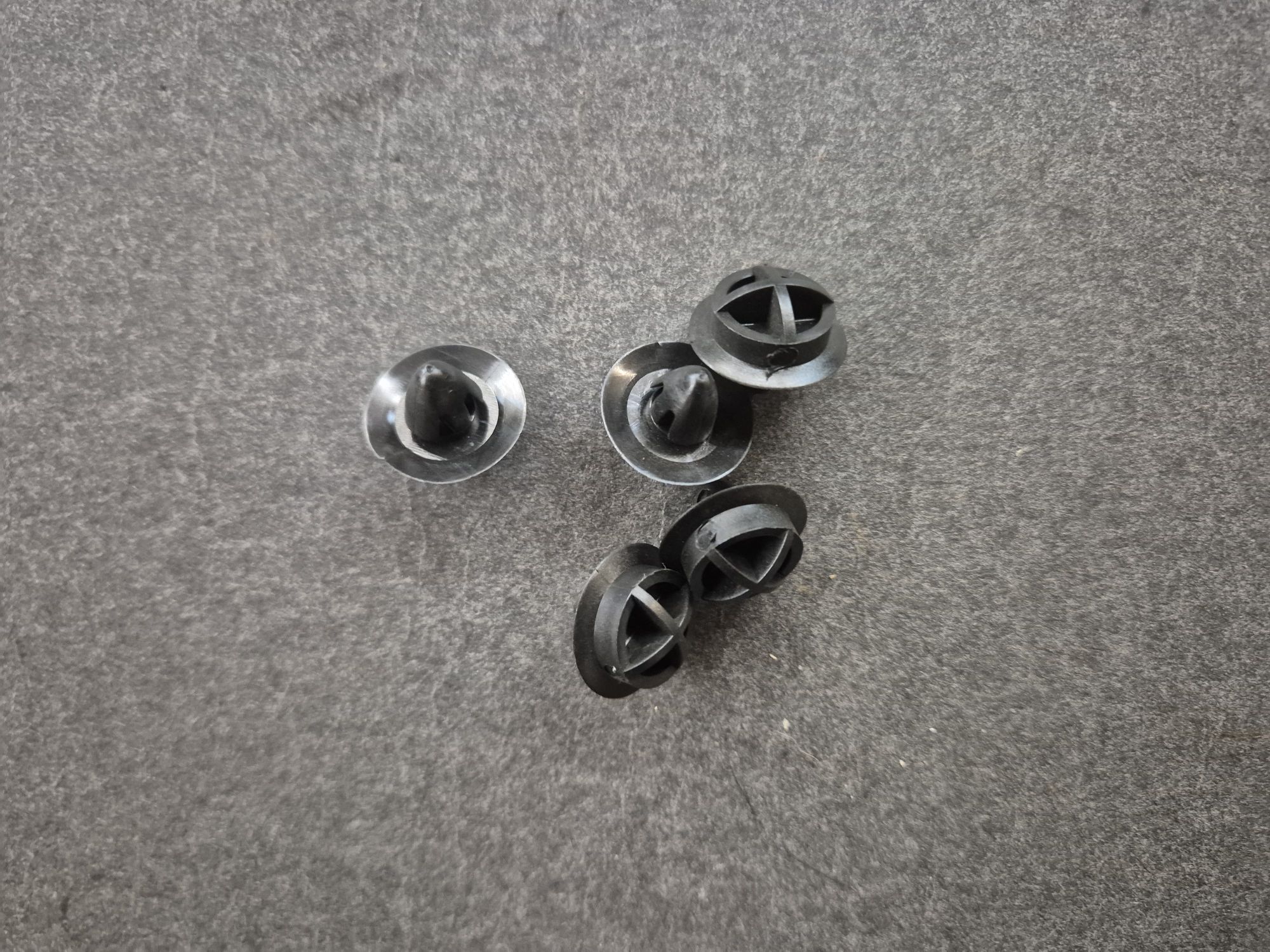 wp-17600948250226206167751233292224.jpg Clips kofanger, V90 - Billede 1
