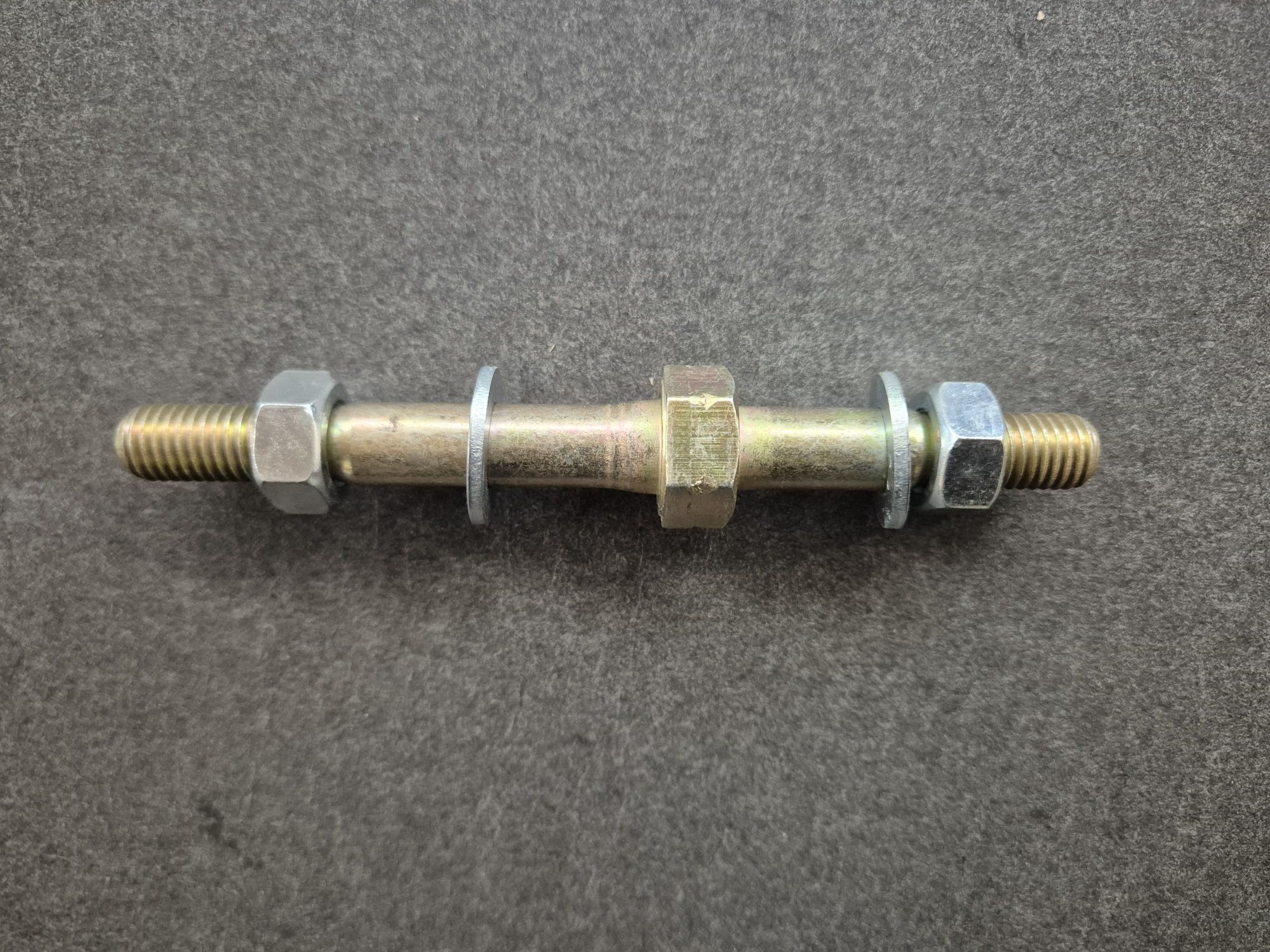 wp-17606923257583972138595975851911.jpg bolt til montering af støddæmper bag øverst, volvo 240 260 - Billede 1