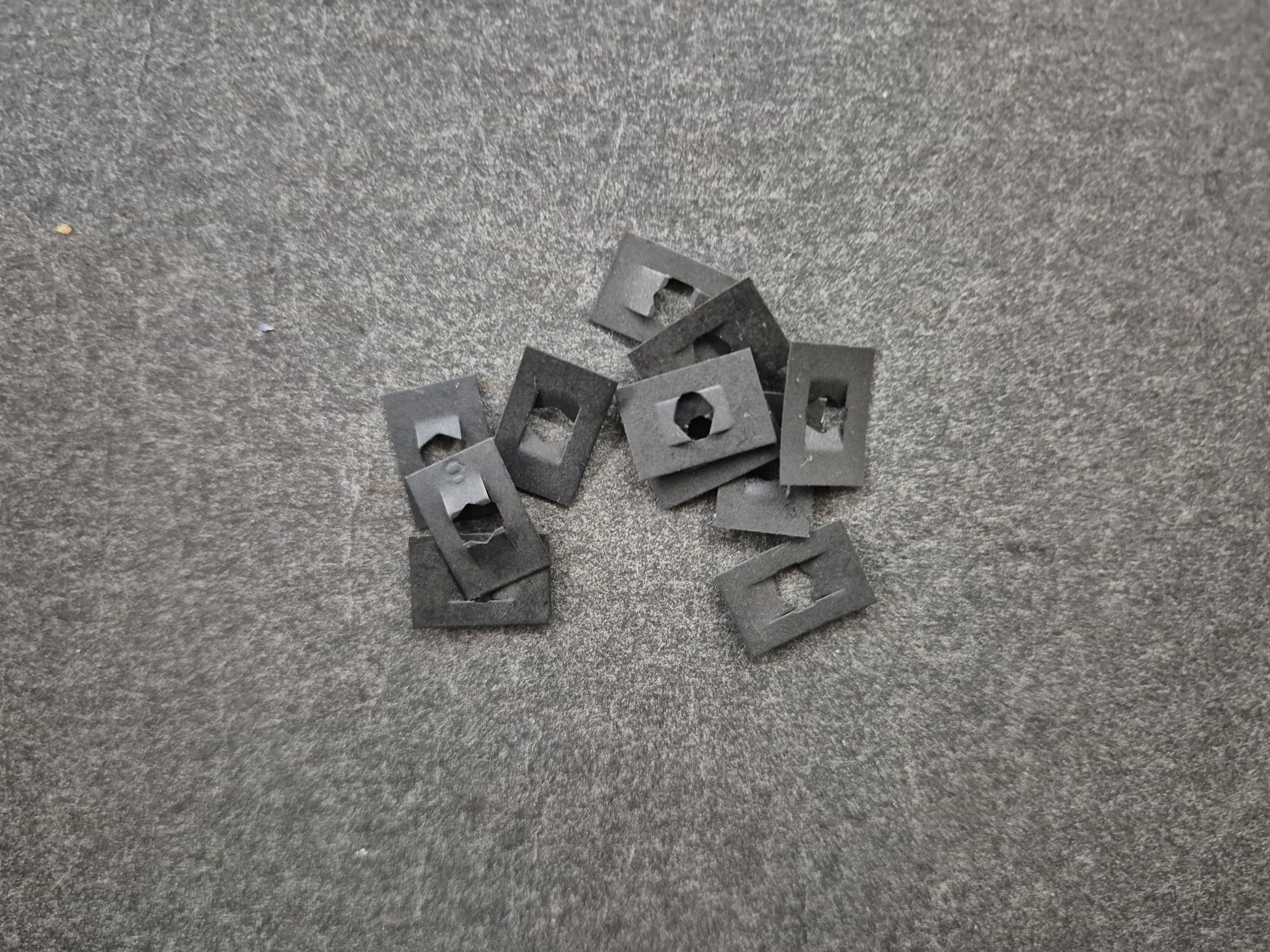 wp-17609593960556112838574361097361.jpg Clips – emblem / bogstavsæt, Volvo 120, 130, 220, P1800, PV - Billede 1