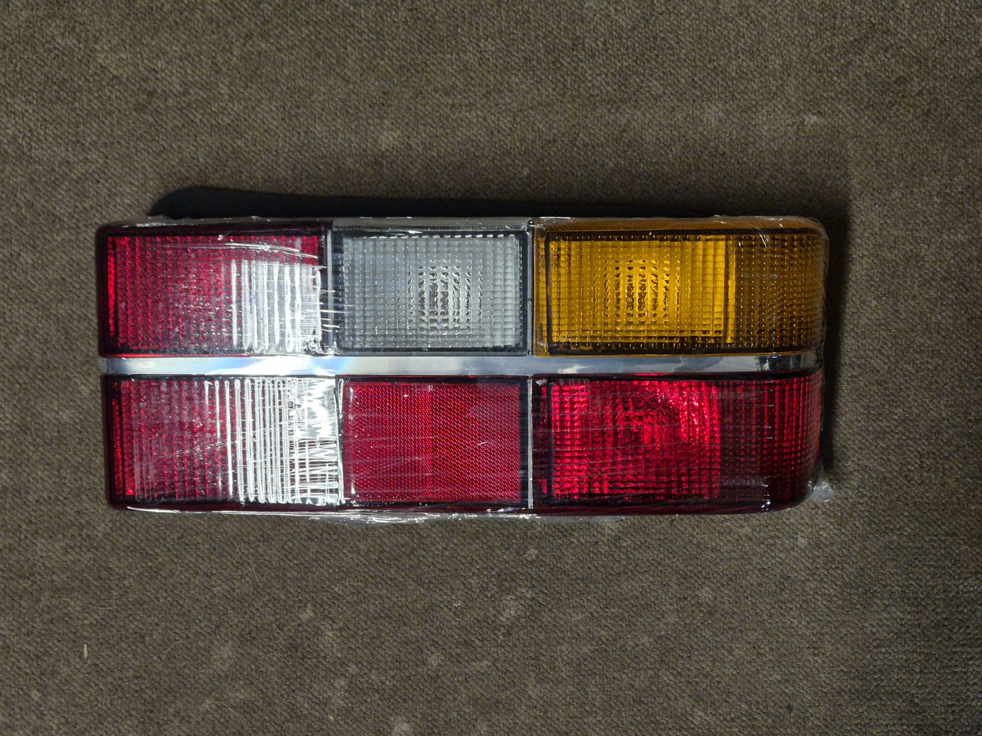 20251118_1220575345594357944239445.jpg Baglygte højre m. tågebaglys 1372213, Volvo 200 79-93 - Billede 1