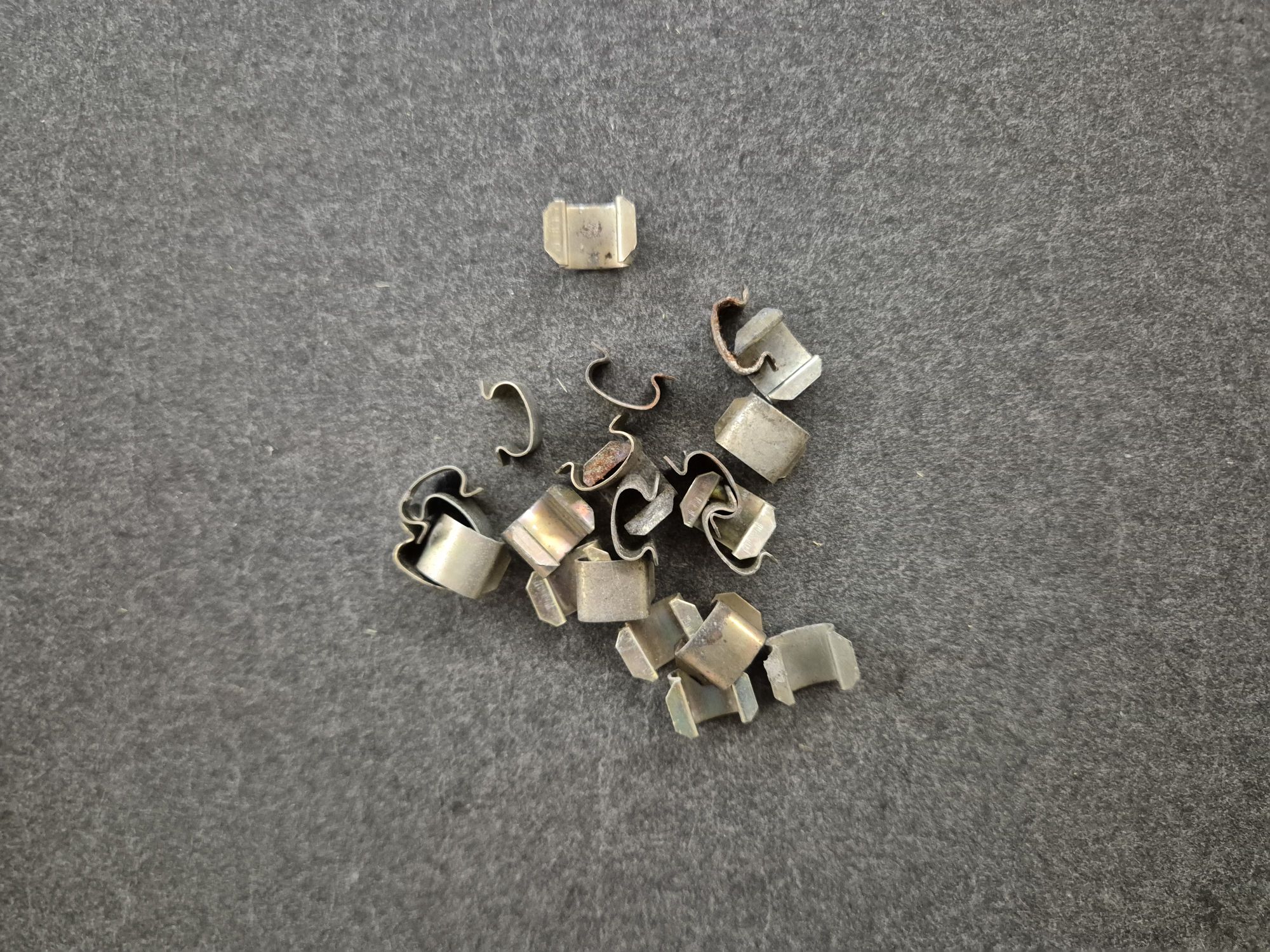 wp-17627752724911665167864396803707.jpg Clips til varmeapparathus (original Volvo), Volvo 200, 700, 900 - Billede 1