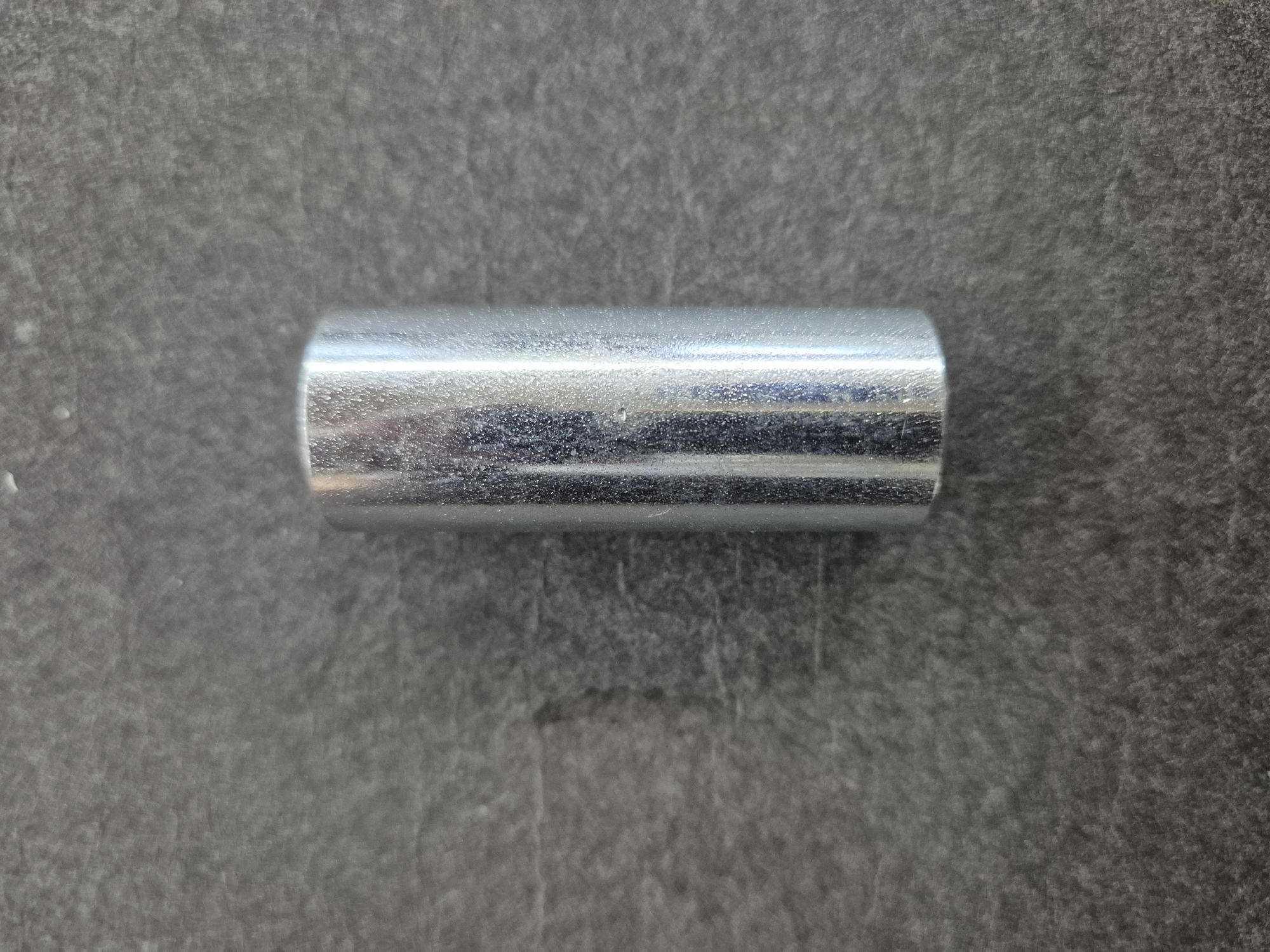 wp-17649299193624760903165621975055.jpg Distancerør til boltsæt støddæmp ned bag øverst volvo 200 - Billede 1