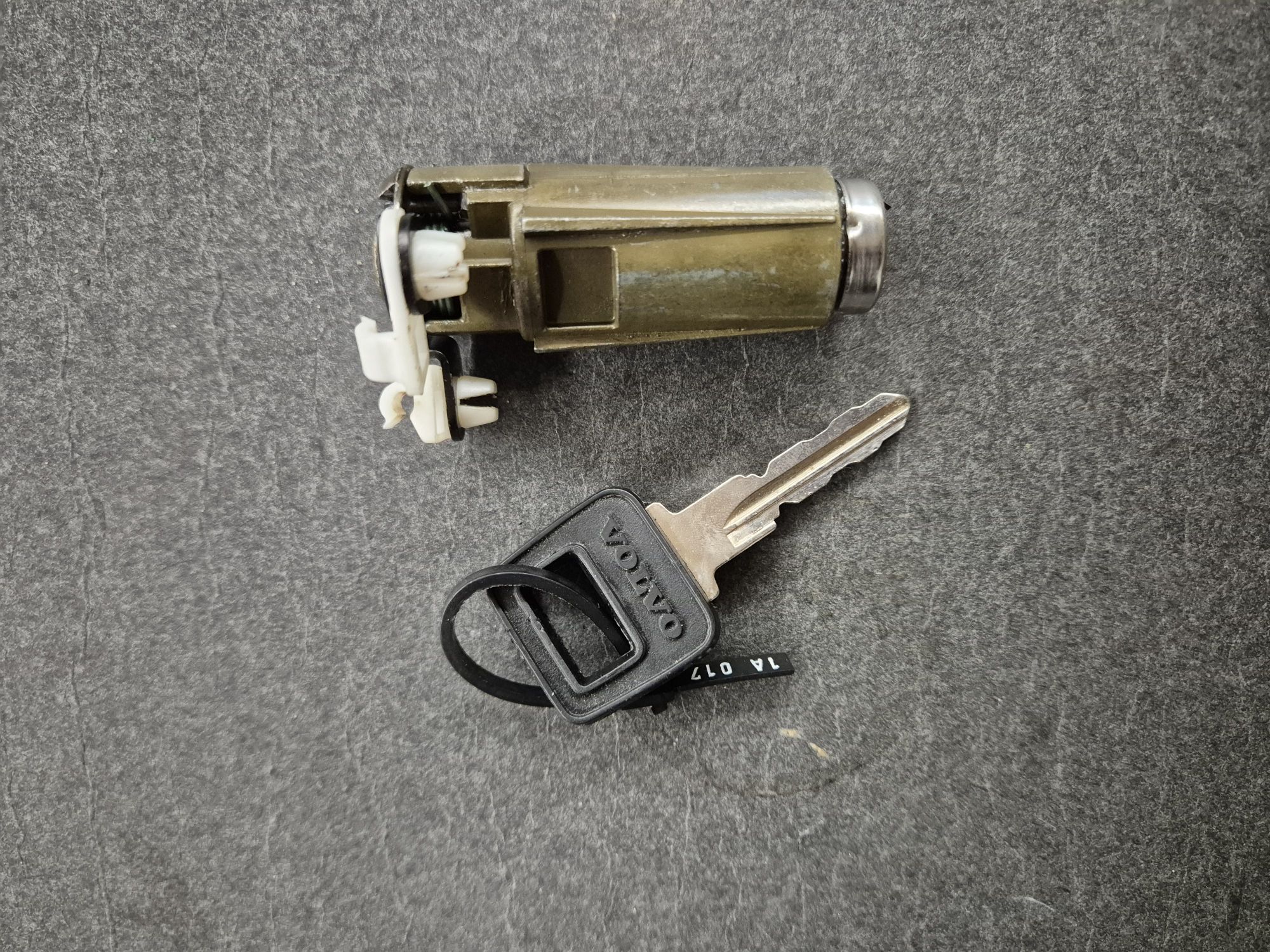 wp-17649324579412121932786671552192.jpg Låsecylinder til bagklap 9444114, Volvo 700, 900 - Billede 1