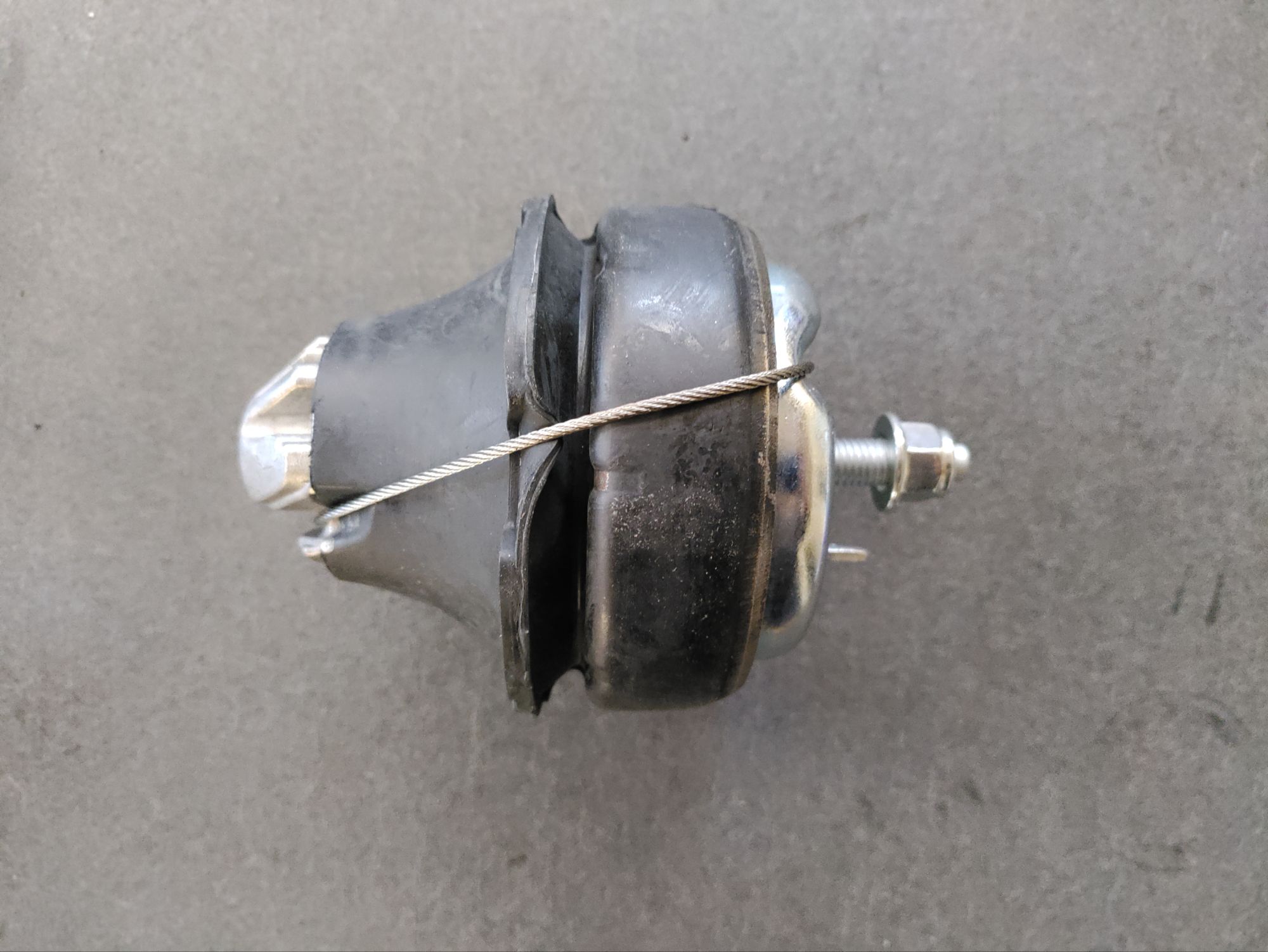 wp-1767002120281349302982360563356.jpg Motorophæng nederst volvo V70/XC S60 S80 XC90 - Billede 1