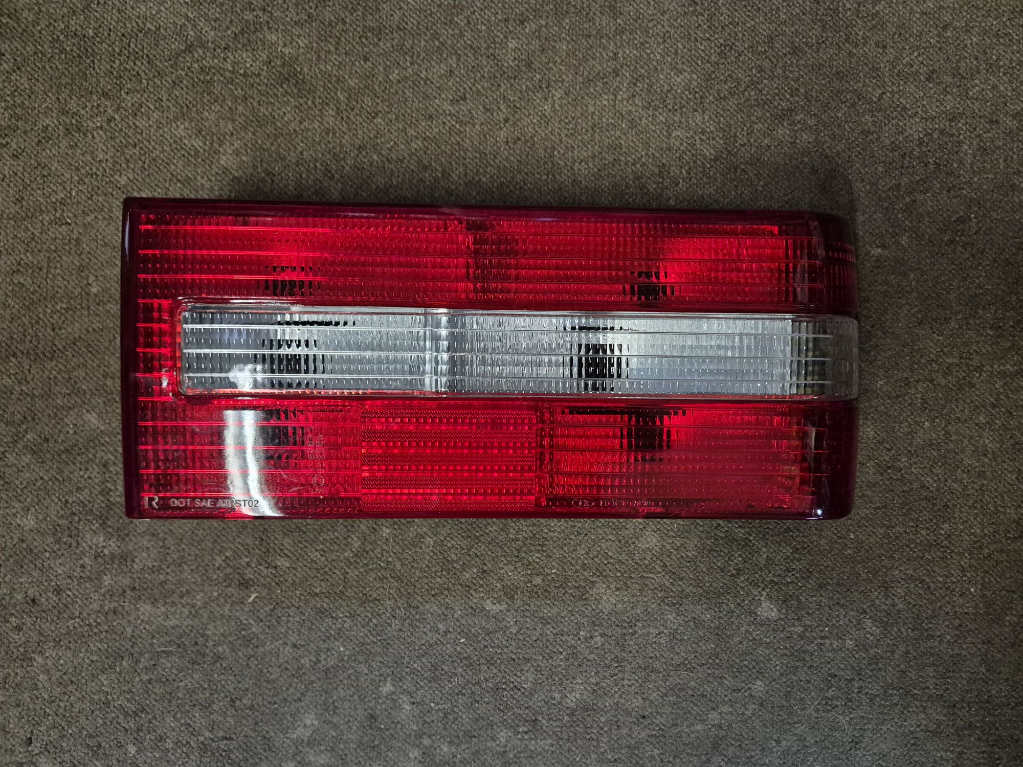 wp-17762517806663204546914753824456.jpg Kombinationsbaglygte højre – rød/hvid (uden fatning), Volvo 740 4-dørs 1983-92 - Billede 1